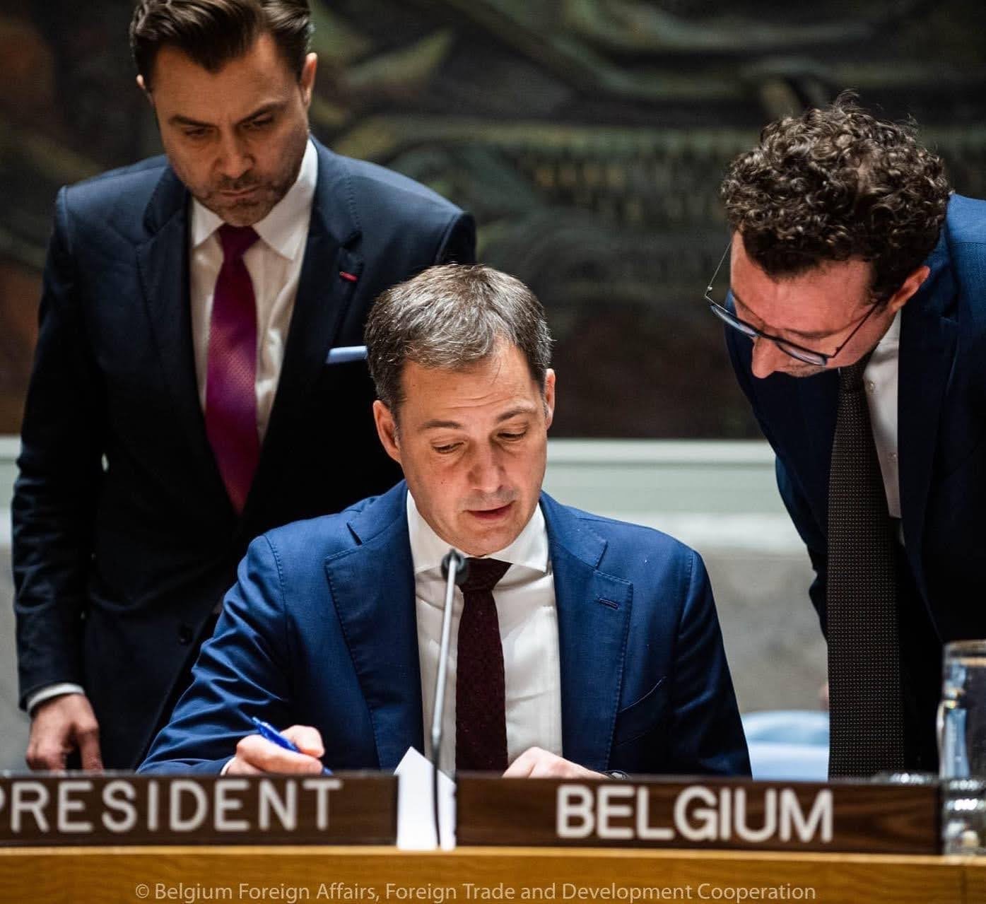 In beeld: diplomaat Eric Willemaers in actie bij onderhandelingen