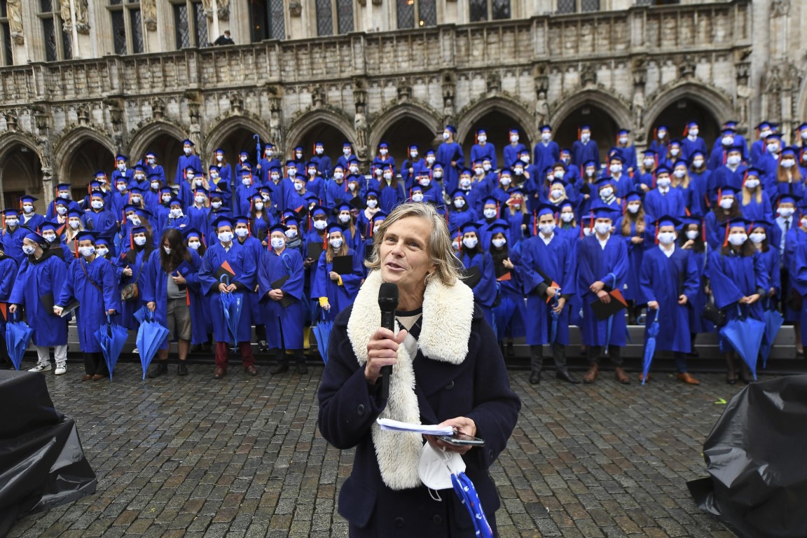 Caroline Pauwels tijdens graduatieceremonie op de Grote Markt van Brussel
